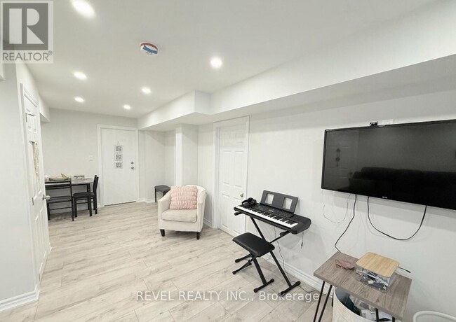 1246 Harlstone Crescent in Oshawa, ON - Building Photo - Building Photo