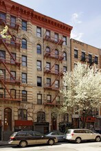 204 E Seventh St in New York, NY - Building Photo - Building Photo