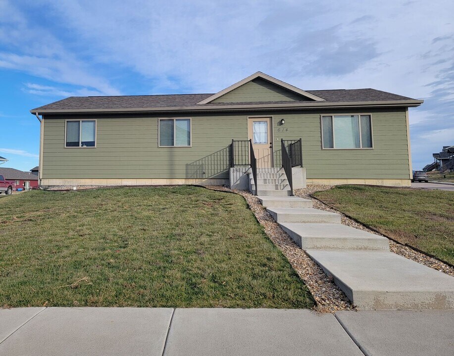 614 Northern Lights Blvd in Box Elder, SD - Building Photo