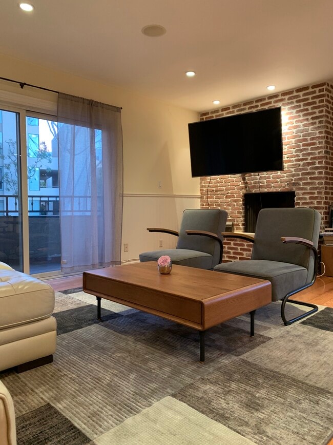 451 S Barrington Ave, Unit 102 in Los Angeles, CA - Building Photo - Building Photo