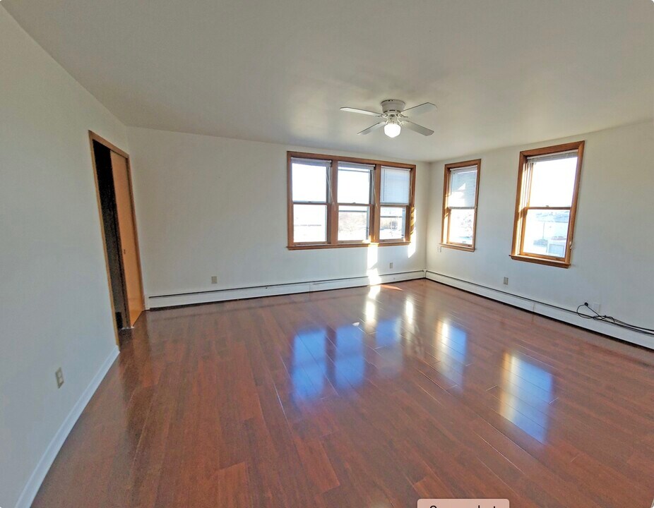 913 Main St, Unit 2R in Antioch, IL - Foto de edificio