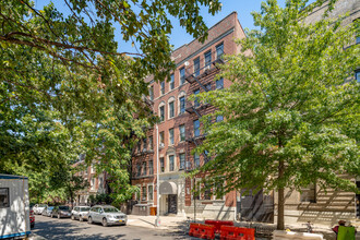 Grand Court in Brooklyn, NY - Building Photo - Primary Photo