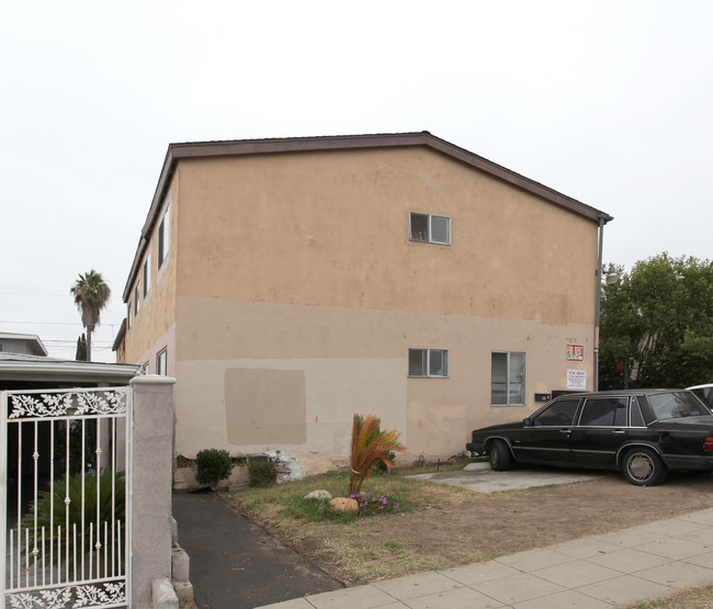 3722 Logan Ave in San Diego, CA - Foto de edificio - Building Photo