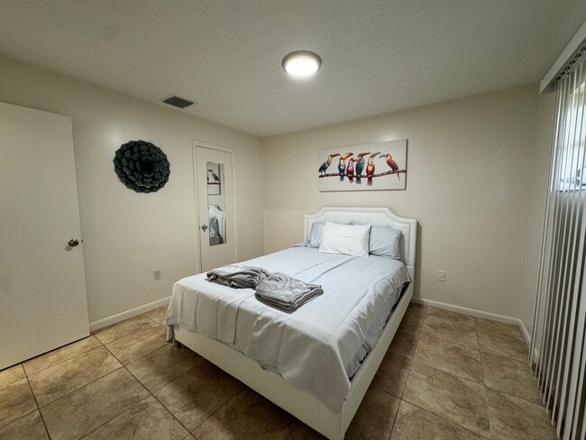 506 Quincy Ave, Unit D4 furnished in Fort Pierce, FL - Foto de edificio - Building Photo