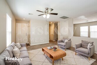 5013 Whistling Acres Ave, Unit G13 in Las Vegas, NV - Building Photo - Building Photo