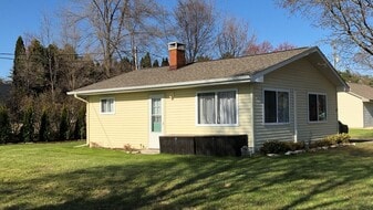 5178 Silver Shores Ln in Traverse City, MI - Building Photo