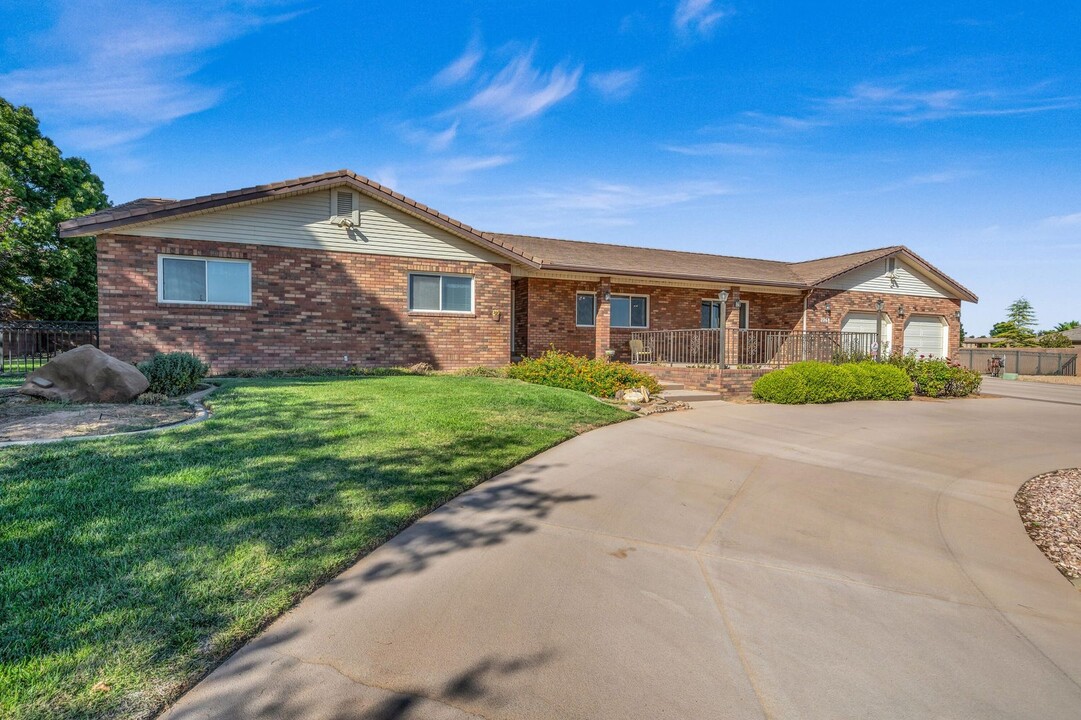 2268 S 2350 E St in Saint George, UT - Foto de edificio