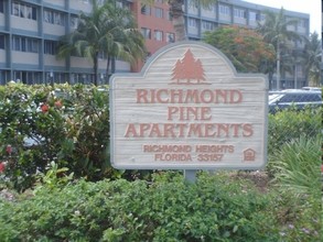 Richmond Pine in Miami, FL - Foto de edificio - Building Photo