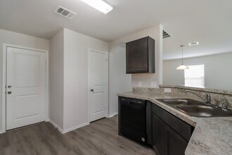 212 Fallow Deer Dr in Huntsville, TX - Building Photo - Building Photo