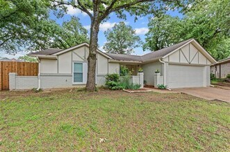 2400 York Minster Ct in Arlington, TX - Building Photo - Building Photo