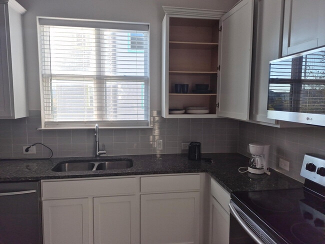 Room in Townhome on Leo Ln in Leander, TX - Foto de edificio - Building Photo