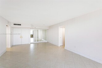 9 Island Ave in Miami Beach, FL - Building Photo - Building Photo