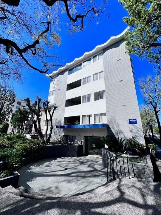 351 N Palm Dr in Beverly Hills, CA - Building Photo - Building Photo