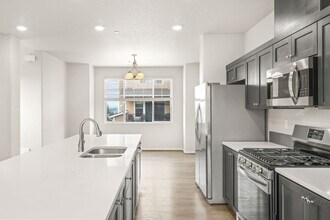 7163 NW Eleanor Ave in Portland, OR - Building Photo - Building Photo