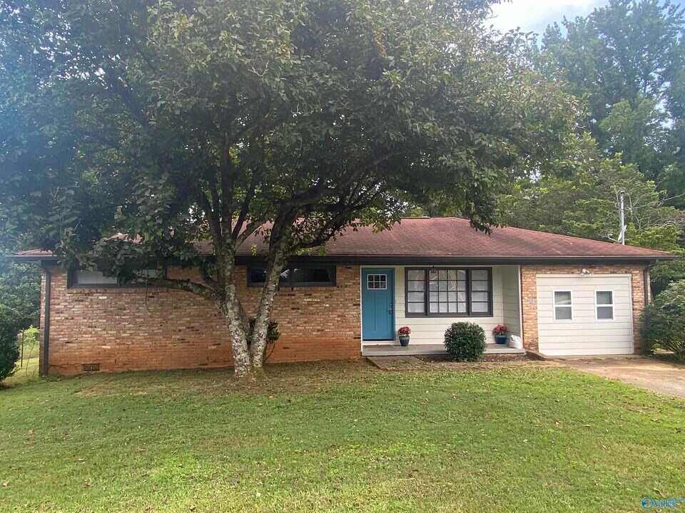 4213 Eastland Dr NW in Huntsville, AL - Building Photo