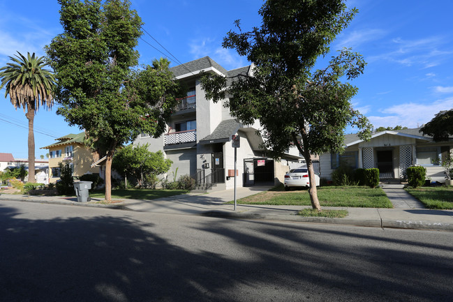 811 E Windsor Rd in Glendale, CA - Foto de edificio - Building Photo