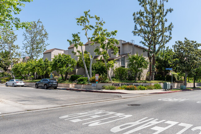 Oak Pointe Condominiums in Sherman Oaks, CA - Foto de edificio - Building Photo