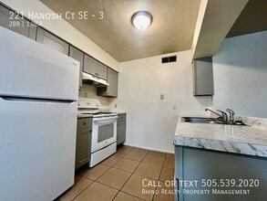 221 Hanosh Ct SE in Albuquerque, NM - Building Photo - Building Photo