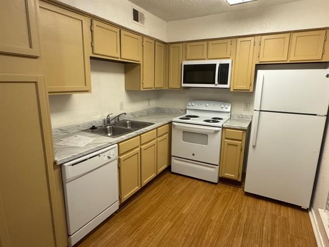 2300 Balsam Dr in Arlington, TX - Building Photo