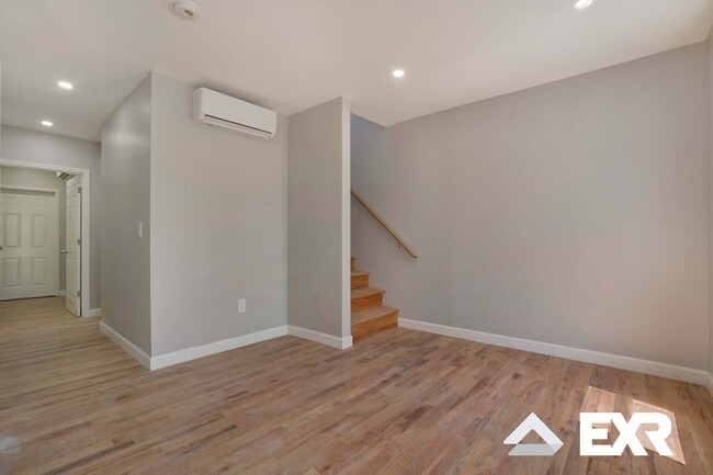 75 Woodbine St, Unit 3 in Brooklyn, NY - Building Photo - Building Photo