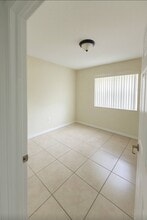 3372 SW 24th St in Miami, FL - Building Photo - Building Photo