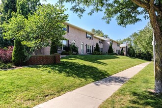 Blackacres Blvd Townhomes in London, ON - Building Photo - Building Photo