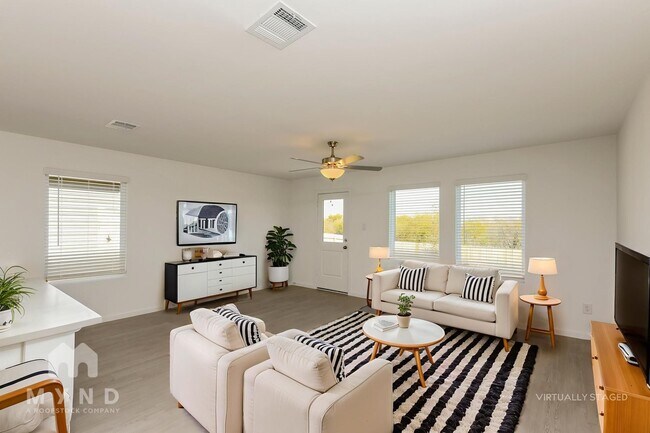 2717 Ctr Crk Ln in Fort Worth, TX - Foto de edificio - Building Photo