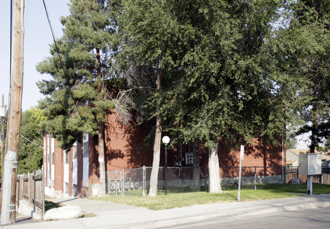 Woodbrook Apartments in Sandy, UT - Building Photo - Building Photo