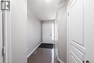 35 Charleswood Cres in Hamilton, ON - Building Photo - Building Photo