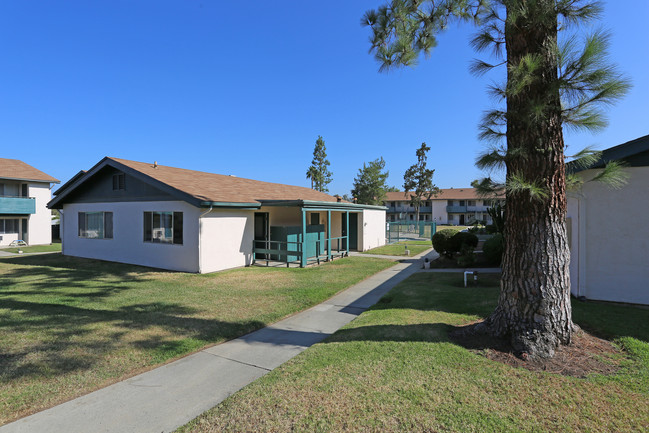 Whispering Pines Apartments in Escondido, CA - Foto de edificio - Building Photo