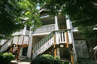 313 W Main St in Hillsboro, OR - Building Photo