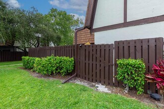 103 Weybridge Cir in Royal Palm Beach, FL - Building Photo - Building Photo