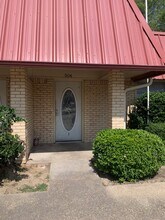 504 N Terry St in Malakoff, TX - Foto de edificio - Building Photo