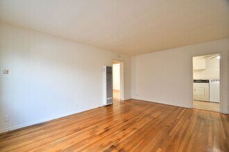 864 Manhattan Beach Blvd in Manhattan Beach, CA - Building Photo - Building Photo