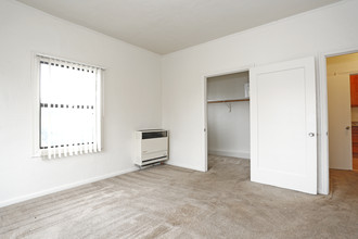 Avenal Avenue Apartments in Oakland, CA - Building Photo - Interior Photo