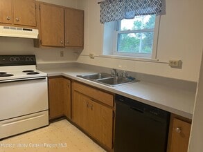 24 Gaffney Ln in Kinderhook, NY - Building Photo - Building Photo