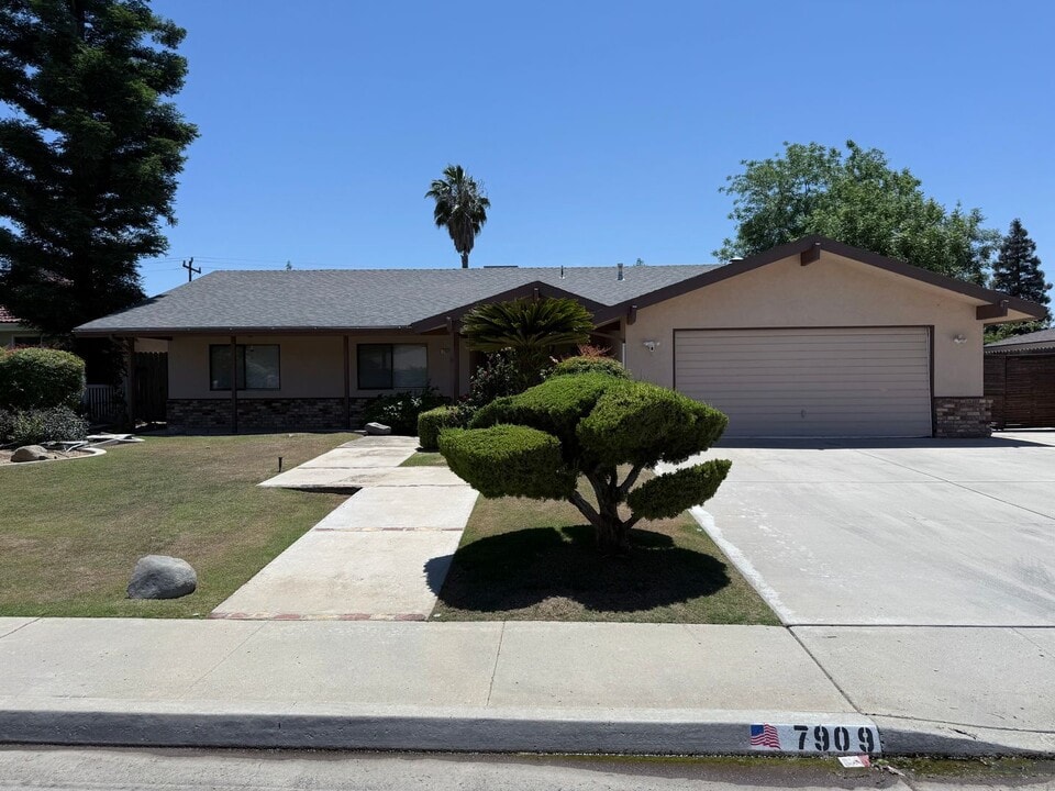 7909 Weldon Ave in Bakersfield, CA - Building Photo