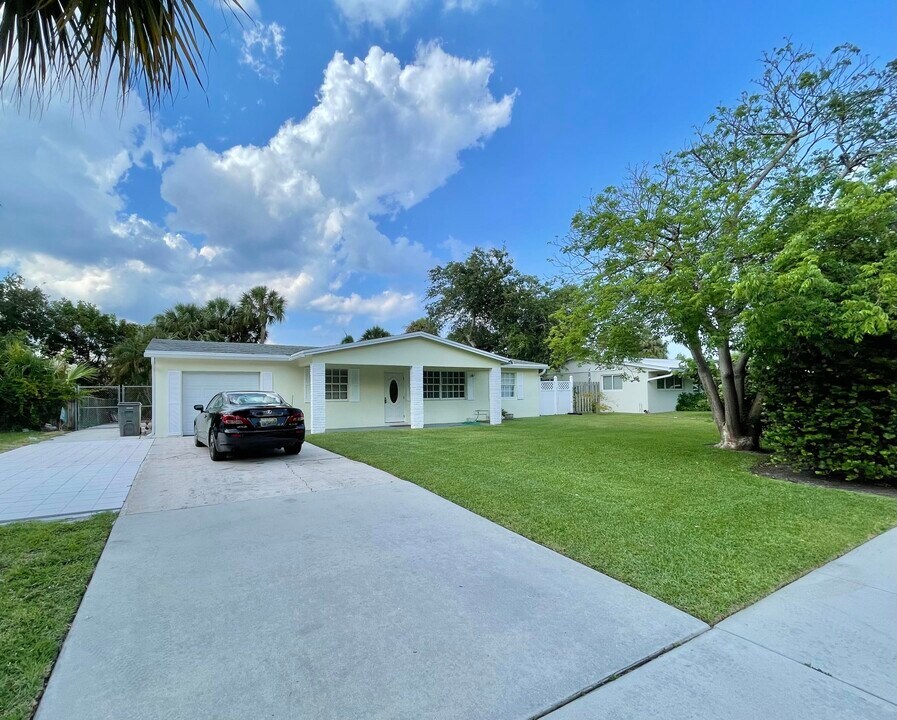 2395 Idlewild Rd in Palm Beach Gardens, FL - Building Photo