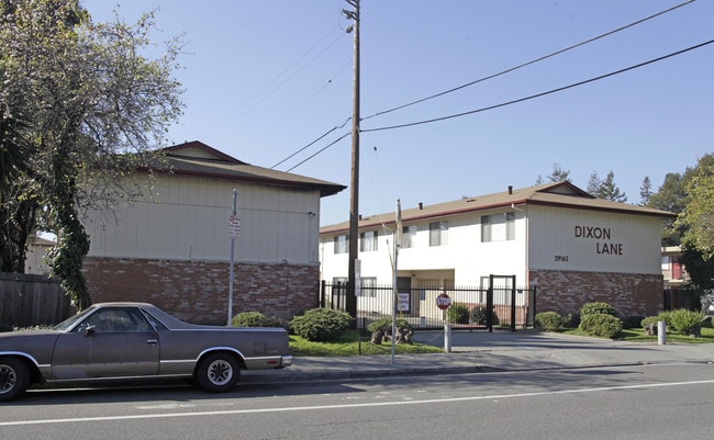 Dixon Townhouse in Hayward, CA - Foto de edificio - Building Photo