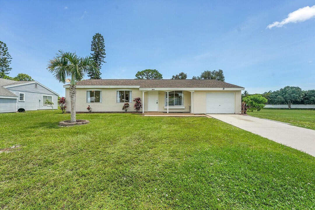 2073 SE Talwood Ln in Port St. Lucie, FL - Building Photo