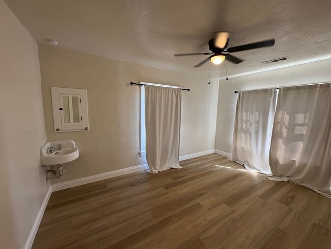 209 E 11th St in Hanford, CA - Building Photo - Building Photo