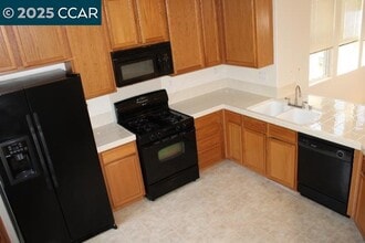 2027 Tsushima St in Hercules, CA - Building Photo - Building Photo
