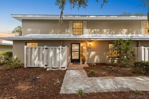 11310 W Bayshore Dr in Crystal River, FL - Building Photo