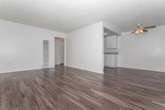 400 S Sunkist St in Anaheim, CA - Foto de edificio - Building Photo