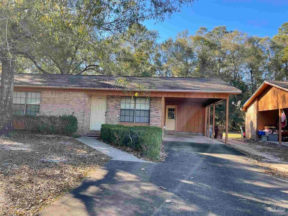 4499 Chantilly Way in Milton, FL - Building Photo