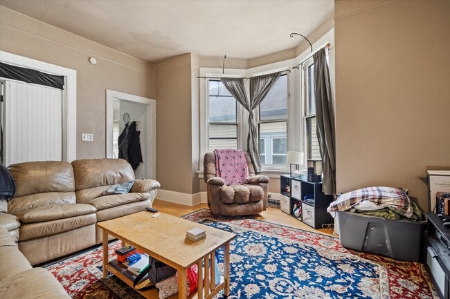 3217 N Newhall St, Unit Lower in Milwaukee, WI - Building Photo - Building Photo