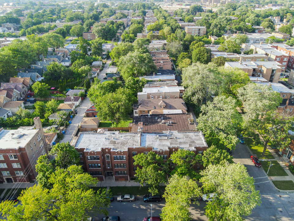 120-130 East 70th Street in Chicago, IL - Building Photo