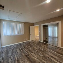 13227 Raven St in Sylmar, CA - Foto de edificio - Building Photo