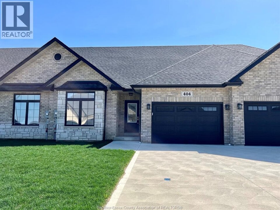 402 Westcott Rd in Amherstburg, ON - Foto de edificio