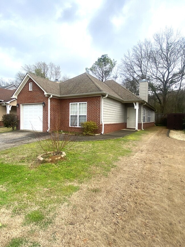 422 Holland Lakes Dr N in Pelham, AL - Building Photo - Building Photo